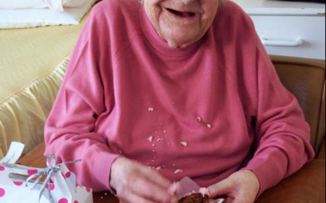 â€œAi, maar hierdie kolwyntjie smaak darem maar vir jou heerlik!â€ - Catharina Mathee (93).