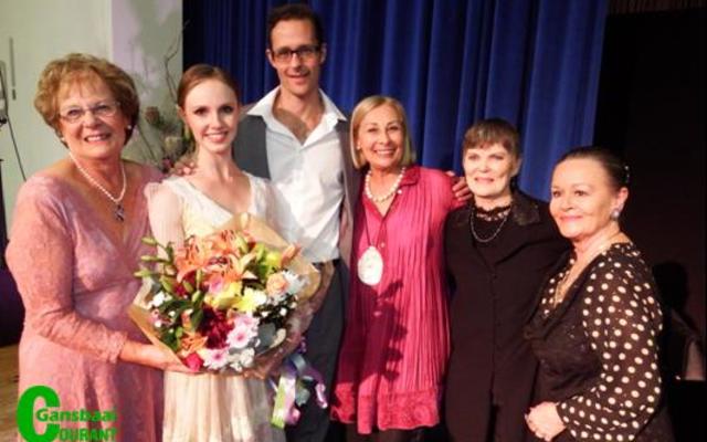 Die Overstrandse voormalige Burgemeester, Nicolette Botha-Guthrie (links) was die gasvrou tydens Joburg Ballet se opvoering ten bate van SANTA Hermanus. Dit was ook haar verjaardag. Langs haar van links, staan Alice le Roux (Hardus en Anita Botha van De Kelders se kleindogter), Ian MacDonald (Joburg Ballet: artistiese direkteur), Cheryl van Niekerk (Joburg Ballet: program en rolverdeling), Anita Botha en Lynette van Wyk van Gansbaai.