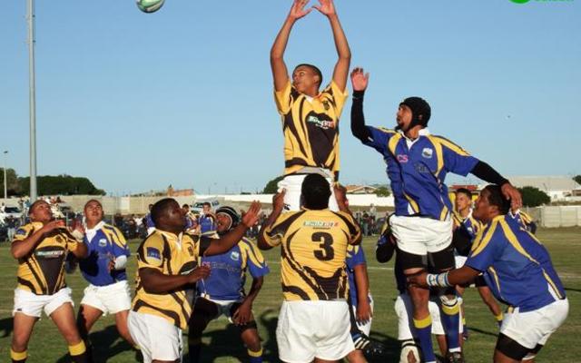 Jaybery Mouries spring hoog in die lynstaan en sorg dat die bal agtertoe by sy manne in die lynstaan uitkom.