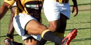 Black Leaves se Brenton-Lee Dickson (skrumskakel) teken die eerste punte aan met â€˜n lang strafskop, bykans vanaf sy eie halflyn en baie naby aan die kantlyn, wat hy suiwer deur die pale stuur.