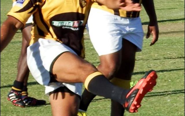 Black Leaves se Brenton-Lee Dickson (skrumskakel) teken die eerste punte aan met â€˜n lang strafskop, bykans vanaf sy eie halflyn en baie naby aan die kantlyn, wat hy suiwer deur die pale stuur.