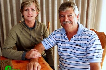 â€˜n Ontspanne Altus le Roux en sy vrou, Elra in hul woonhuis in De Kelders waar Altus homself as â€˜n semi-afgetrede wynkundige kom vestig het.