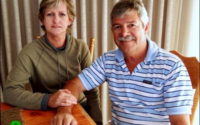 â€˜n Ontspanne Altus le Roux en sy vrou, Elra in hul woonhuis in De Kelders waar Altus homself as â€˜n semi-afgetrede wynkundige kom vestig het.