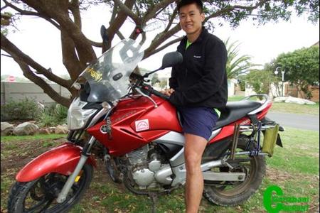 Die jong Jieming Sun van Shangahai in Sjina sit hier op sy Yamaha Fazer 250cc motorfiets waarmee hy, met sy aankoms in Franskraal, reeds sowat 60 000km afgelÃª het.   
