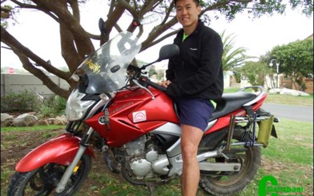 Die jong Jieming Sun van Shangahai in Sjina sit hier op sy Yamaha Fazer 250cc motorfiets waarmee hy, met sy aankoms in Franskraal, reeds sowat 60 000km afgelÃª het.   