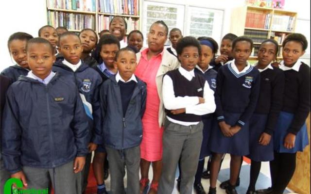 Leergierige leerders in die luukse en volledige mediasentrum, met hul opvoeder, Victoria Mani  in die middel.