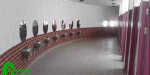 Hierdie foto gee â€˜n idee van die eenvoudige, tog luukse voorkoms van die skool se toiletgeriewe.