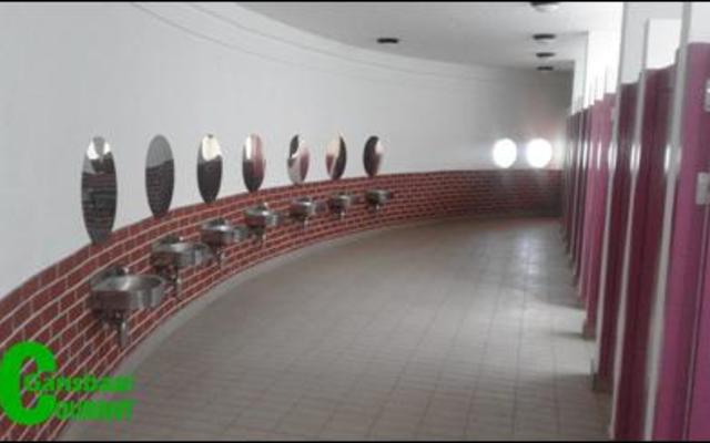 Hierdie foto gee â€˜n idee van die eenvoudige, tog luukse voorkoms van die skool se toiletgeriewe.