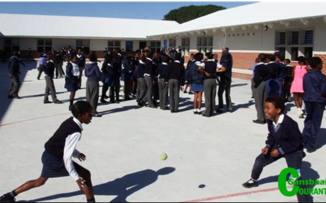Die groot vierkant vir graad 4 tot graad 7 leerders bied voldoende ruimte sodat leerders uitbundig en veilig tydens pouses kan speel en baljaar. 