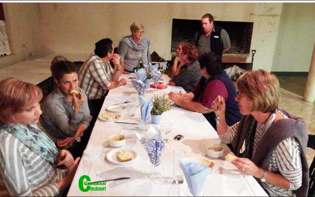 Uitstallers, organiseerders en werkers van die Bbos Plaasmark het mekaar beter leer ken tydens â€˜n gesellige kuieraand.