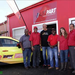 Vriendelike, kundige verskaffers en â€˜n feestelike atmosfeer het besoekers aan Autopart Gansbaai verlede Vrydag, 26 Mei verwelkom by hulle nuwe perseel in die industriÃ«le gebied, reg agter Supa Quick.  Met hul rooi geverfde mure en wapperende vlae, kan die nuutste toevoeging in Industriesingel, nie misgekyk word nie. Autopart se bestuurder, Bernard Corneluis (heel links) glimlag hier saam met Paul Adams (Autopart Hermanus), Clyde Gud. (Autopart Durban), William Tsatsi (onderhoudsafdeling: Autopart Gansbaai) en die eienaars van beide Gansbaai en Hermanus Autopart, Sanet en AndrÃ© Els.