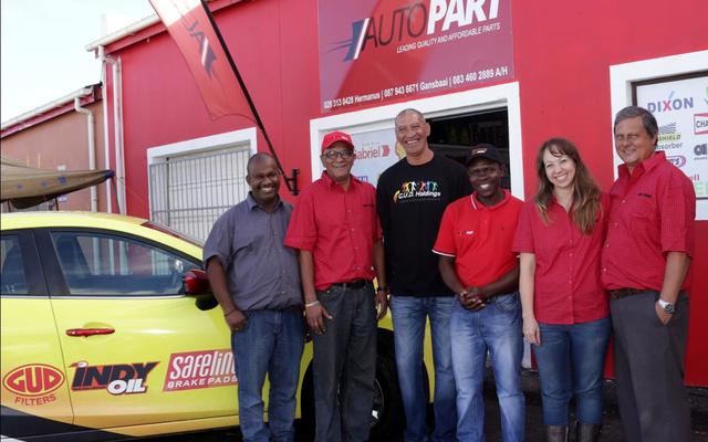 Vriendelike, kundige verskaffers en â€˜n feestelike atmosfeer het besoekers aan Autopart Gansbaai verlede Vrydag, 26 Mei verwelkom by hulle nuwe perseel in die industriÃ«le gebied, reg agter Supa Quick.  Met hul rooi geverfde mure en wapperende vlae, kan die nuutste toevoeging in Industriesingel, nie misgekyk word nie. Autopart se bestuurder, Bernard Corneluis (heel links) glimlag hier saam met Paul Adams (Autopart Hermanus), Clyde Gud. (Autopart Durban), William Tsatsi (onderhoudsafdeling: Autopart Gansbaai) en die eienaars van beide Gansbaai en Hermanus Autopart, Sanet en AndrÃ© Els.