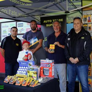Elke kliÃ«nt is Vrydag tydens Autopart se opening met â€˜n geskenk, Coke of worsbroodjie getrakteer.  Grant Gavin (Auto Trade Supplies) staan hier by â€˜n gelukkige wenner, Theunis Scholtz en sy dogtertjie, Angelique wat in haar noppies was met haar hoedjie, waterbottel en blikkie Coke, saam met Lonnie Roos van Groeneweide wat ook â€˜n geskenk losgeslaan het.  Gavin Nash (Auto Trade Supplies) staan heel regs.