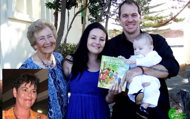 Die 82-jarige Hermine Groenewald, â€˜n lidmaat van die plaaslike NG Kerk, was bevoorreg om by te staan met die doop van haar tweede agterkleinkind, Jaco Geldenhuys.  Jaco is op 21 November verlede jaar gebore en is verlede Sondag deur ds Dirk van Dyk gedoop. Hermine het 3 kinders, 6 kleinkinders en 2 agterkleinkinders. Van links is die 4 geslagte: oumagrootjie Hermine, haar dogter, Corine Swart  op die inlasfoto, haar kleindogter, Janine Geldenhuys en die dopeling, Jaco wat deur sy pa, Chris Geldenhuys vasgehou word.