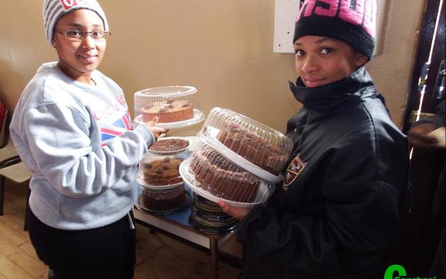 Op die oog af lyk Shantay Bantom en Eltisha Leonard sommer nog â€œnat agter die oreâ€, maar hulle is met meer as 8 groot koeke by die deur uit om dit veilig te gaan bÃªre voordat iemand anders hulle dalk oortuig om dit te verkoop.