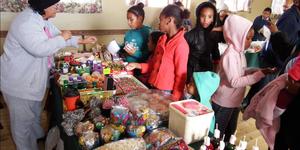 Die kindertafel met Lydia Julies aan die stuur, was baie gewild met â€˜n verskeidenheid onweerstaanbare lekkernye.