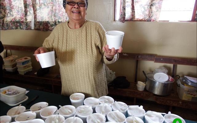 Tannie Mona Julies se bykans 80 jare het haar nie laat huiwer om bont te staan agter die nageregtafel nie.