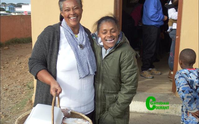 En wie ken nie vir Bettie Booysen en haar groot voorliefde vir die kameraman nie. Hier staan sy by Francis Arends (links) wat haar gebring het om die basaar terdeÃ« te kon geniet. Bettie het dadelik begin lag toe sy die kameraman gewaar!