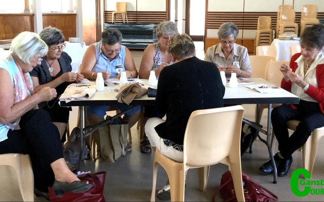 Baie konsentrasie gedurende die ryg van die armbandjies.