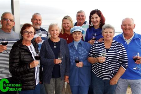 Voor van links staan Adri Latsky, Molley van der Colff, Anita Botha en Marietjie en Wally. Agter glimlag Nico Latsky, Johan van der Colff, Libet en Smartie Genade en Nelleke Ferreira.