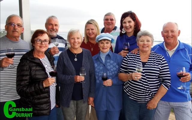 Voor van links staan Adri Latsky, Molley van der Colff, Anita Botha en Marietjie en Wally. Agter glimlag Nico Latsky, Johan van der Colff, Libet en Smartie Genade en Nelleke Ferreira.