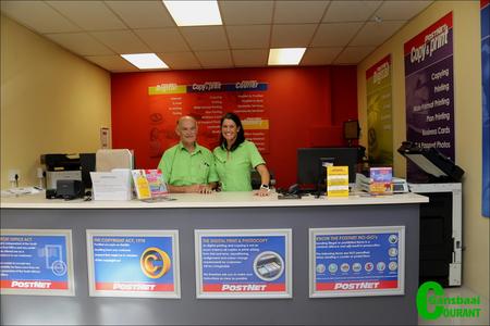 Rikkie Groenewald en sy dogter, Adel Klotz staan gereed om hulle klante  vriendelik van diens te wees in die nuwe, moderne PostNet konsessiewinkel wat in die Great White Junction bedryf word.