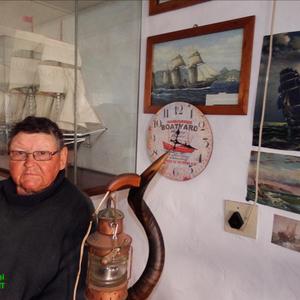 Andries Lombard (71), staan hier voor die Alibama, een van die historiese modelbote wat hy gebou het.