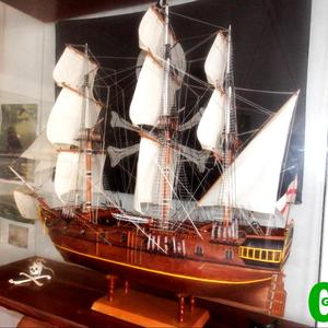 â€˜n Tipiese seilboot uit toeka se dae, die Adventure Galley. Andries vertel die geskiedenis van elke boot met dieselfde passie as wat hy insit om die planne daarvoor op te trek en die boot aanmekaar te sit.