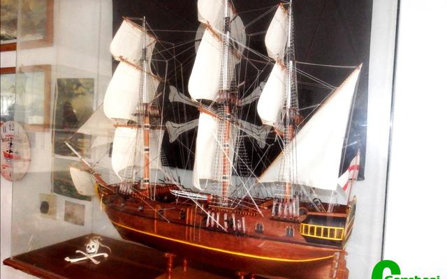 â€˜n Tipiese seilboot uit toeka se dae, die Adventure Galley. Andries vertel die geskiedenis van elke boot met dieselfde passie as wat hy insit om die planne daarvoor op te trek en die boot aanmekaar te sit.