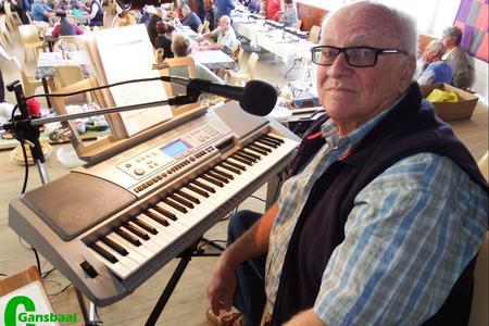 Eddie Barnard se sang, CDâ€™s en klawerbord is eie aan Vrydae se Woekermark in die Pretoriussaal. 