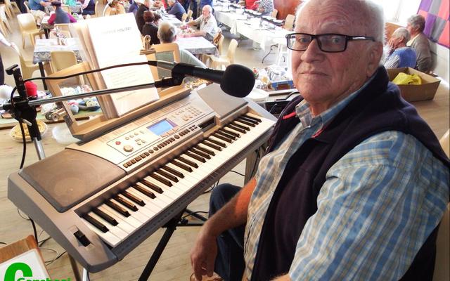 Eddie Barnard se sang, CDâ€™s en klawerbord is eie aan Vrydae se Woekermark in die Pretoriussaal. 