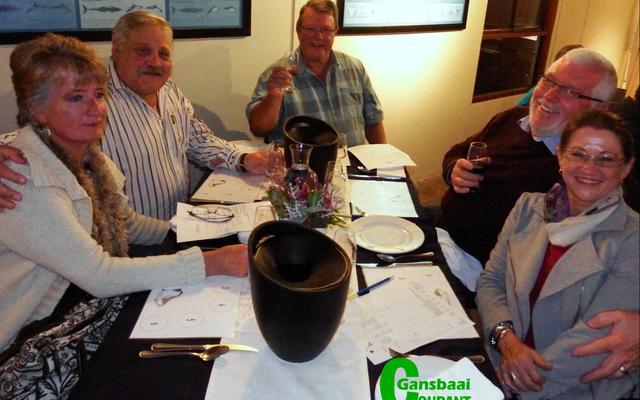 â€˜n Gesellige oomblik tydens Gansbaai Wynproegilde se Mei- byeenkoms. Van links om die tafel is Marlene en Henk van der Walt, Theuns Roodman (voorsitter) en Johan en Riana Pfister.