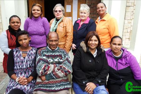 Ikamva se bestuur doen â€˜n beroep by sakelui om betrokke te raak by hulle legio jeugprojekte.  Op die foto glimlag â€˜n paar van hulle bestuurslede: voor van links - Mandolene Phillips, Norman Sauls, Sarah Esaub en Nadeema Baartman. Agter van links Lezel Murtz, Yolande Sauls, Rialet Wood, Ena Geldenhuys en Mercia May.