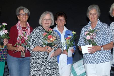   â€˜n Groep stigterslede van die Overberg Kwiltersgilde wat onlangs hul herinneringe met nuwer lede gedeel het. Van links is Maria GrovÃ©, Lubi Koorts, Sue Prins, Kinnie Schulte en Suzette Ehlers saam met die Overberg Kwiltersgilde se huidige voorsitster, Olga Kuschke. 