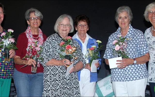   â€˜n Groep stigterslede van die Overberg Kwiltersgilde wat onlangs hul herinneringe met nuwer lede gedeel het. Van links is Maria GrovÃ©, Lubi Koorts, Sue Prins, Kinnie Schulte en Suzette Ehlers saam met die Overberg Kwiltersgilde se huidige voorsitster, Olga Kuschke. 