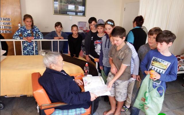 Alanda Brown se graad 4 kategeseklas was verstom oor tannie Nellie Wolfaardt se mooi inkleurwerk. Die boek lÃª elke dag oop voor haar - gereed om mee te spog en gereed om ingekleur te word.