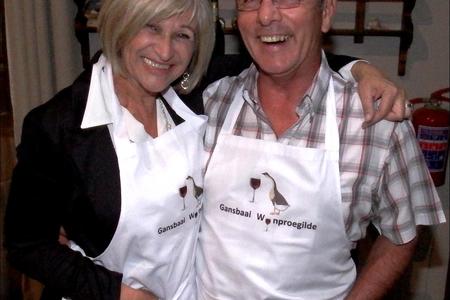 Met Elizma de Lange se kamera wat tuis vergeet is, is â€˜n argieffoto (Gansbaai Courant) van Steve Serbon, gasspreker by die Bietoubossers se byeenkoms, gebruik waar hy saam met Suzette Lamprecht, wynproe-aanbieder van Du Toitskloof Wynkelder tydens â€˜n Gansbaai Wynproegeleentheid staan. 