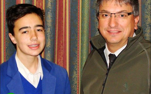 Cobus Smith van HoÃ«rskool Overberg in Caledon, is â€˜n graad 10 leerder wat deurgedring het na die finale rondte van Die Burger se Wiskundekompetisie. Hy het sodoende â€˜n welkome R1 000-00  losgeslaan. Die finale eksamen vind op 5 Augustus vanjaar plaas. Die skoolhoof, Eddie Labuschagne (regs) wens hom geluk.