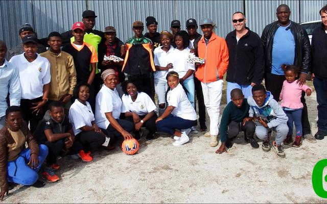 Solyx United sokkerspan glimlag breed oor hul nuwe uitrustings en sokkerballe, geborg deur Solyx Films SA. Van regs is Jacques van Lill (ontwikkelingsprogram), Thebelani Xovula (voorsitter) en Peter Huyser van Solyx Films, met â€˜n groepie kinders wat reeds die sokkerballe â€œingewyâ€ het.