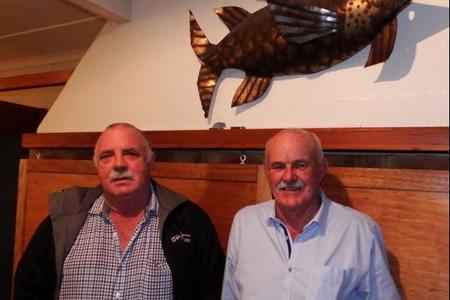 Twee van die pryswenners tydens die Birkenhead Boothengelklub se hengelkompetisie van Saterdag, 3 Junie 2017, is van links Danie Fourie (swaarste sak, 6.95kg) en Jean Downing (swaarste bootgemiddeld, 5.64kg, asook die 2de swaarste sak, 6.35kg).   