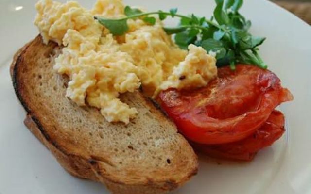 Croissant with egg and tomato 