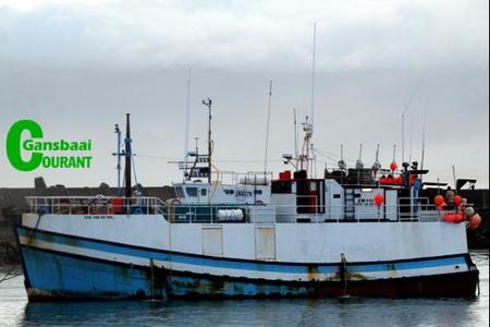 Die South West Condor van Bertie Ramsauer (Dyer Eiland Visserye) lÃª weer vasgemeer in die kalm waters van die nuwe hawe nadat dit so byna-byna seebodem toe gestuur is tydens Woensdag, 14 Junie 2017 se stormwinde.  