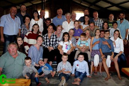 Een van die geliefde inwoners van Herberg-Aan-See, mev Christine Jordaan, het Vrydag, 12 Mei die mylpaal van 90 jaar jonk gehaal. Sy is Sondag die 7de Mei deur die meeste van haar familie met liefde omring tydens â€˜n gesellige ete by Pearly Beach Hengel Klub. Teenwoordig was 5 van haar 7 kinders, 6 skoonkinders, 15 van haar 21 kleinkinders en 10 van haar 18 agterkleinkinders.