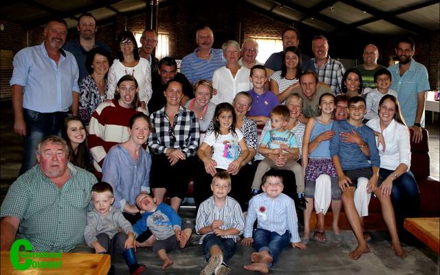 Een van die geliefde inwoners van Herberg-Aan-See, mev Christine Jordaan, het Vrydag, 12 Mei die mylpaal van 90 jaar jonk gehaal. Sy is Sondag die 7de Mei deur die meeste van haar familie met liefde omring tydens â€˜n gesellige ete by Pearly Beach Hengel Klub. Teenwoordig was 5 van haar 7 kinders, 6 skoonkinders, 15 van haar 21 kleinkinders en 10 van haar 18 agterkleinkinders.