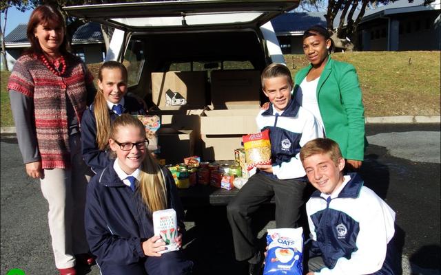 Die â€œbakkie volâ€ nie-bederfbare kruideniersware is deur alle leerders van Laerskool Gansbaai en hul ouers geskenk. Dit het ten doel om Badisa se noodkamer aan te vul. Voor van links is Mia van Eeden (onderhoofdogter) en Christoff Dahl (onderhoofseun). Agter van links is Alanda Brown (Badisa administrasie), Monique Hugo (hoofdogter), Gavin Middleton (hoofseun) en Madelein Fourie (Badisa Maatskaplike Hulpwerker).