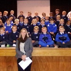 Die knap grondslagfase koor, graad 1 tot 3, van Laerskool Gansbaai het â€˜n verskeidenheid van kinderliedere onder groot toejuiging gesing. Marlette Longland (voor) het as dirigent opgetree.