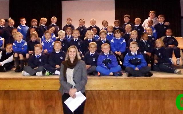 Die knap grondslagfase koor, graad 1 tot 3, van Laerskool Gansbaai het â€˜n verskeidenheid van kinderliedere onder groot toejuiging gesing. Marlette Longland (voor) het as dirigent opgetree.