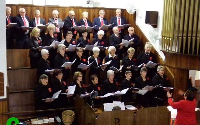 Die NG-gemeente se koor, onder leiding van Aletta LÃ¶chner en begeleiding deur Annelene Reinke, het die pinksterweek met die sing van â€œHoe lieflik is U woningâ€ afgesluit.