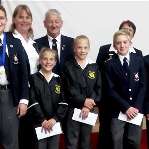 2de van links agter is Sandri Lourens, bestuurder van die Boland Varswater Hengelklub se Penkopspan, met voor van links haar twee dogters, Zandre en Juandre Lourens saam met die res van die Penkopspan.