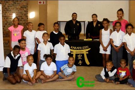 Hierdie groep karatekas het almal hulle eerste gradering geslaag (wit gordels) en sien uit om voortaan aan kompetisies deel te neem. Tweede Dan Sensei, Enrico Delport staan links agter en Sesde Dan swart gordel, Renshi Billy Chellan, is gereed vir die gradering.